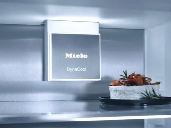 Miele K 7777 B mit FlexiLight2.0 und PerfectFresh Active -aktive Befeuchtung für beste Frische.